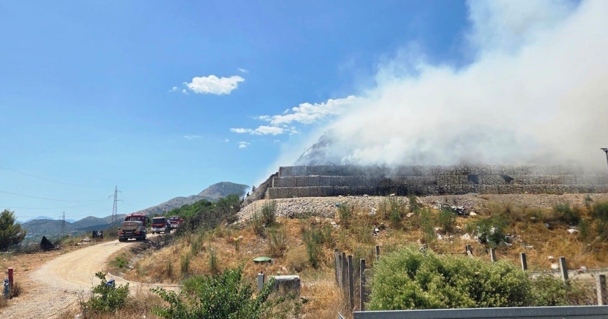 Požar na odlagalištu u Metkoviću gase i dva kanadera: "Ogromna je količina smeća"