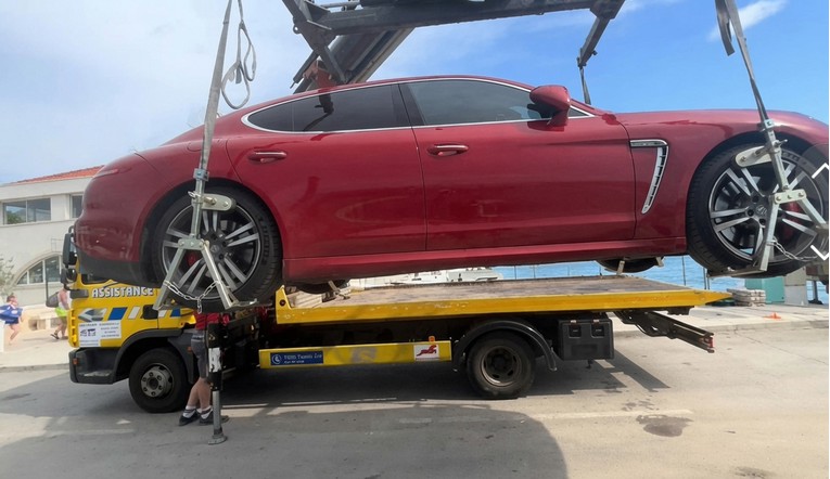 Divljao po Novalji jer mu je pauk odnio auto. Probio ogradu, nasrnuo na policajca