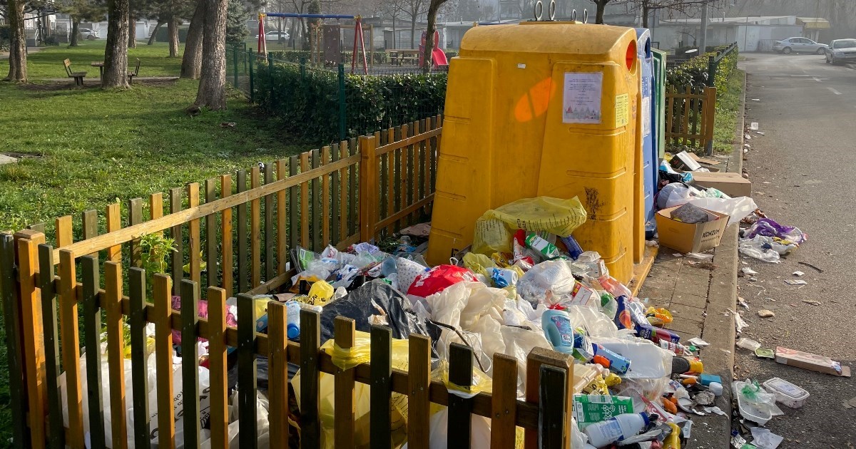 Pored kontejnera na Borongaju stoji hrpa smeća: "Tu je još od Božića"