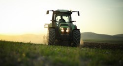 Ukrao traktor, vozio po zemljištima pa sletio u Staru Dravu