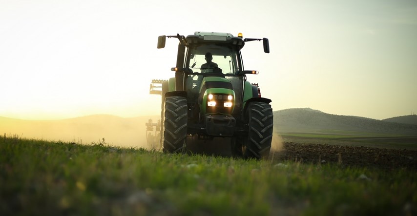 Ukrao traktor, vozio po zemljištima pa sletio u Staru Dravu