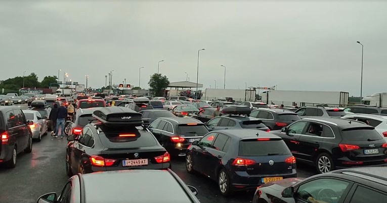 VIDEO Ogromne gužve na ulasku u Hrvatsku iz Srbije: "Auti se ne miču sat vremena"
