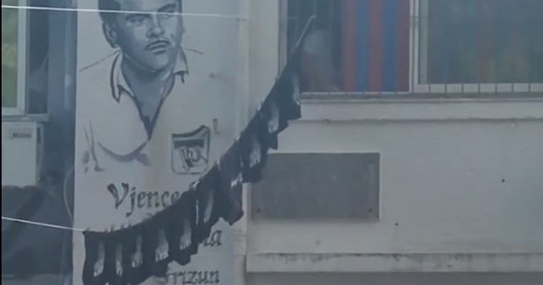 VIDEO Torcida se uoči susreta s PAOK-om pohvalila otetim majicama Grka i Srba