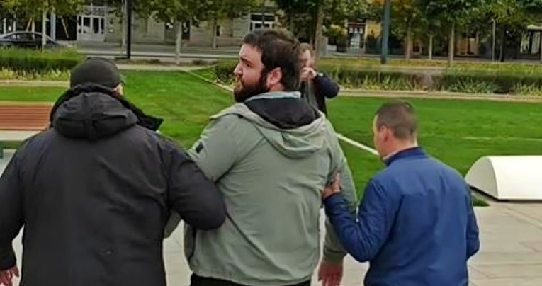 Čovjeka koji je pozvao na prosvjed u Beogradu odvela policija: "Recite mi kuda idemo"