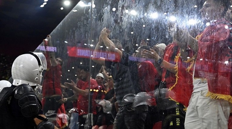 Navijači Albanije svom savezu: Povijest će vas proklinjati jer ste prijatelji Srbima