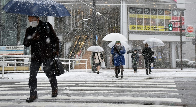 Zbog snijega u Japanu otkazane stotine letova, u Kini izmjerena -53 stupnja