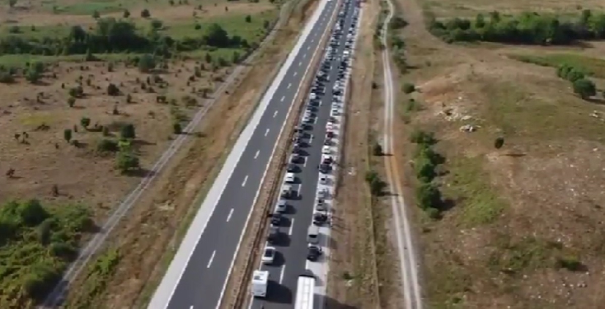 VIDEO Zbog incidenta s Torcidom nastala ogromna kolona. Pogledajte snimku iz zraka