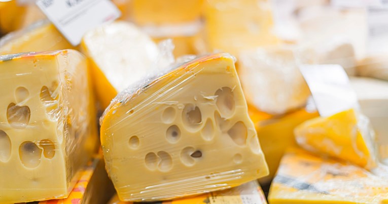 Je li sigurno jesti sir koji je samo malo pljesniv (a nije s plemenitom plijesni)?