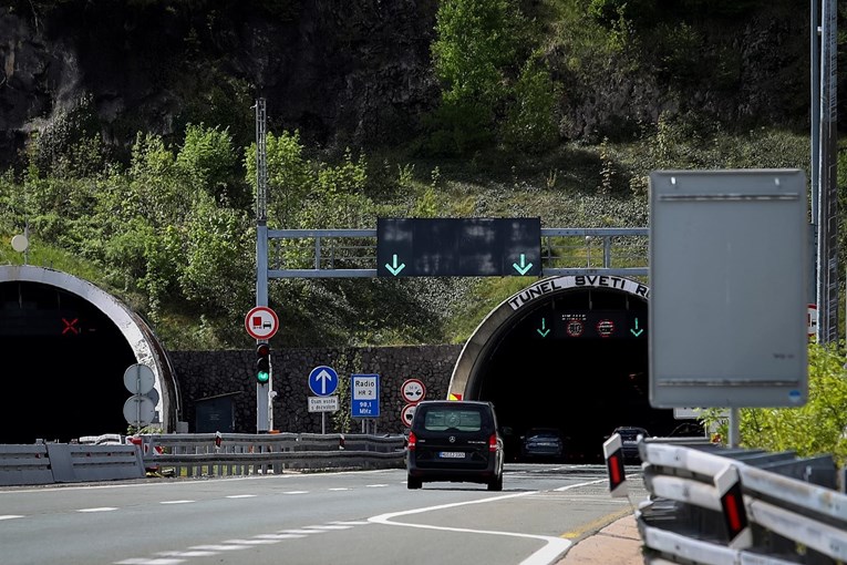 HAK: Oprez, vozilo u kvaru na A1 u tunelu Sveti Rok