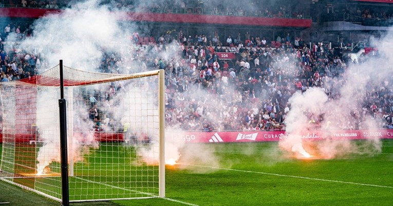 VIDEO Kaos u nizozemskom derbiju. Sudac prekinuo meč zbog divljanja Ajaxovih huligana
