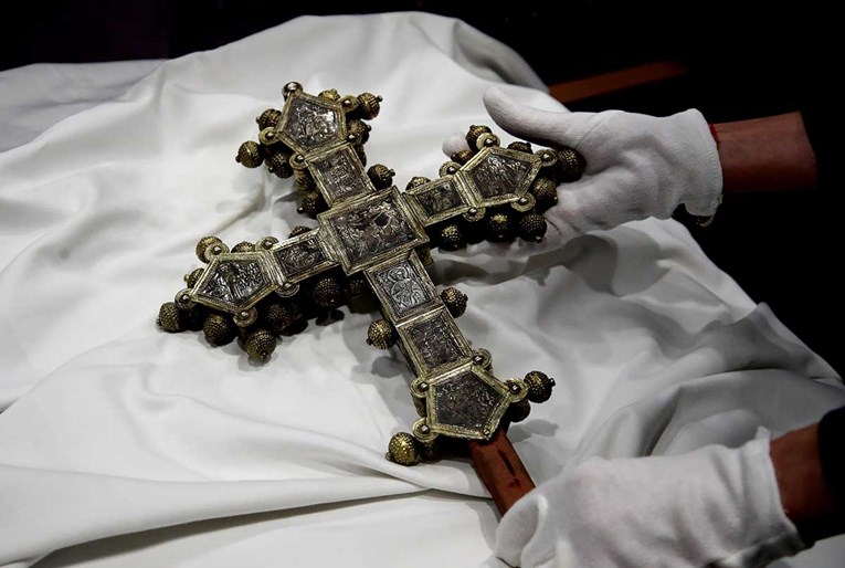 FOTO Nakon skoro 50 godina Hrvatskoj vraćen vrijedan križ ukraden iz samostana