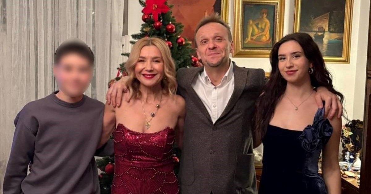 Ecija Ojdanić čestitala Božić fotografijom na kojoj pozira sa suprugom i djecom