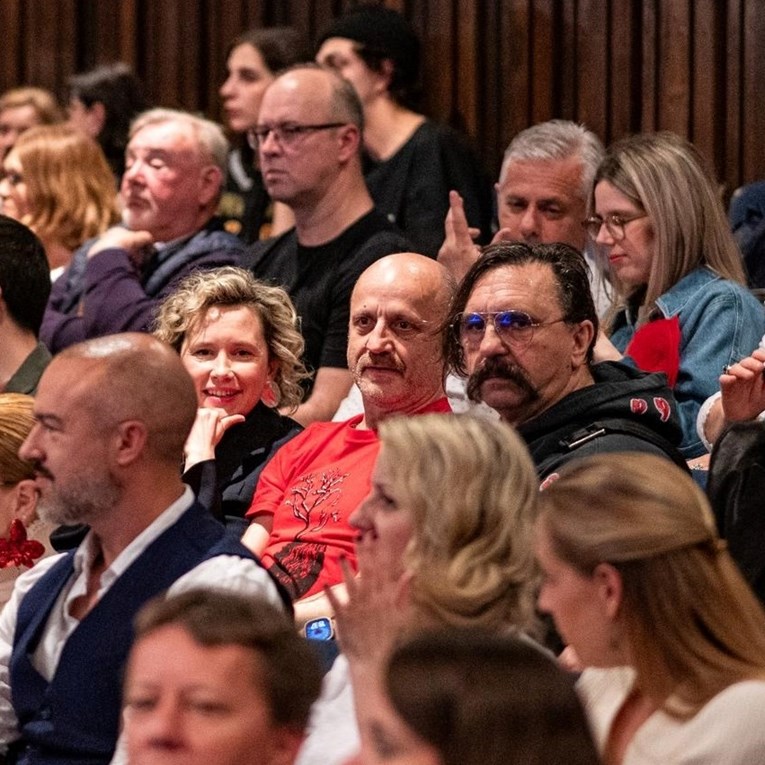 Ivana i Mile Kekin dobro raspoloženi u kazalištu, sjedili s Mrletom iz Leta 3