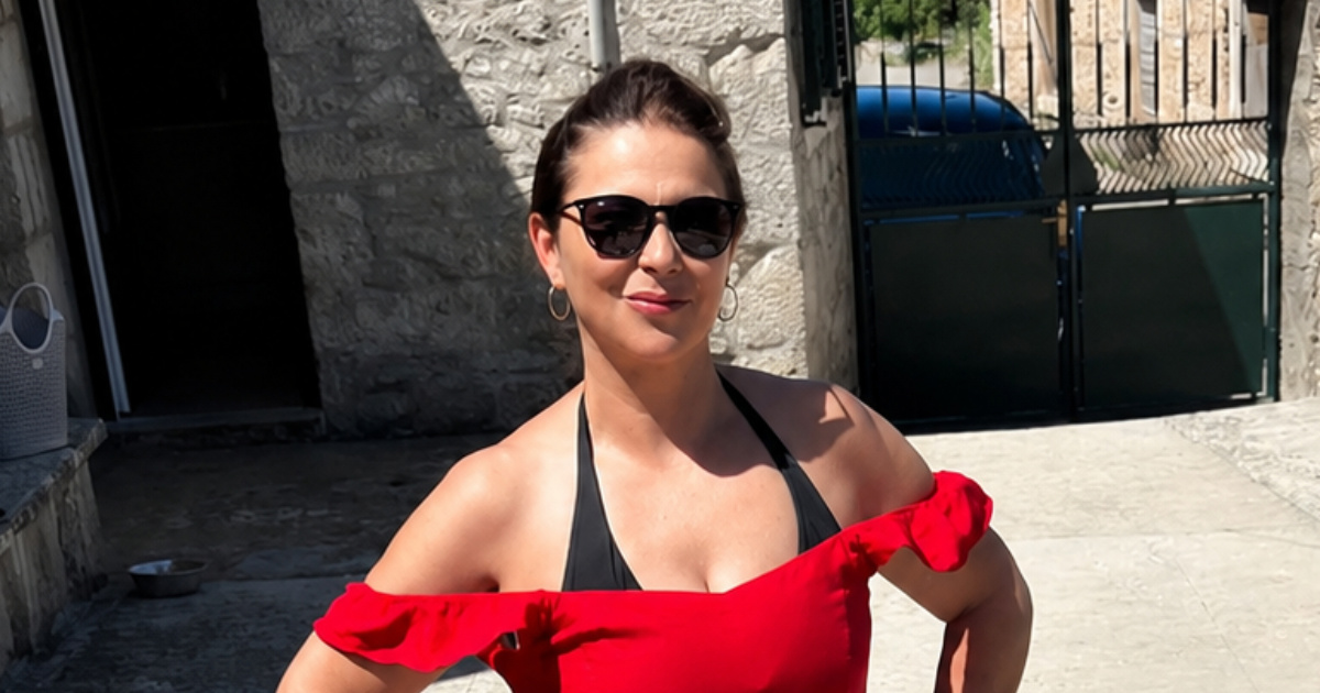 Sanja Vejnović oduševila pratitelje fotografijom u crvenoj haljini