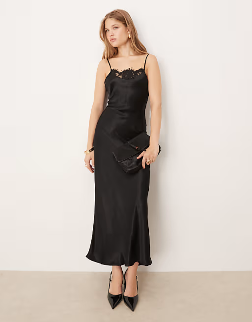 Scarlett Johansson v črni obleki pokazala, kako izgleda brezčasna eleganca