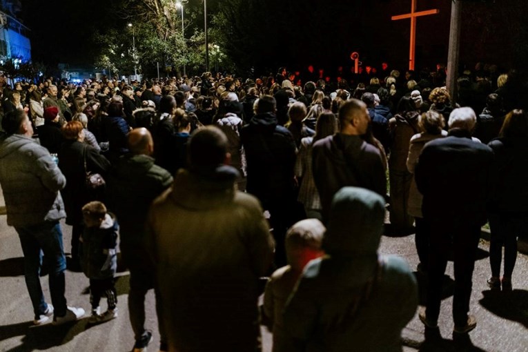 Procesija, molitve i svijeće u Mostaru za žrtve Vukovara