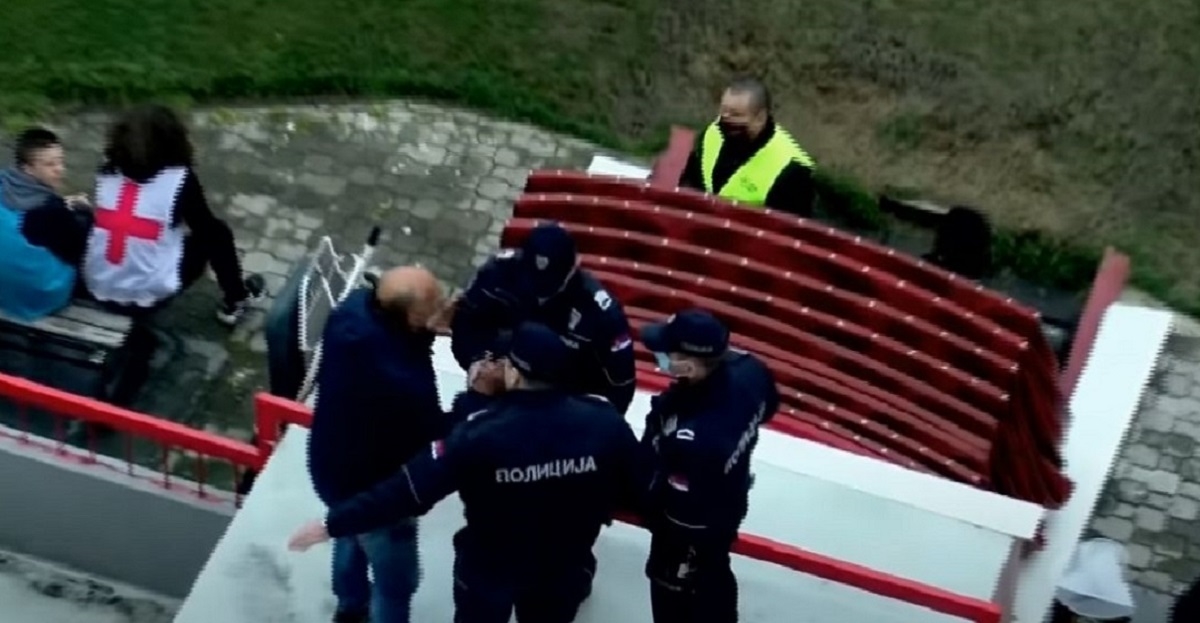 Srpski trener nasrtao na sutkinju. Zaštitari ga nosili s terena, a policajci s tunela
