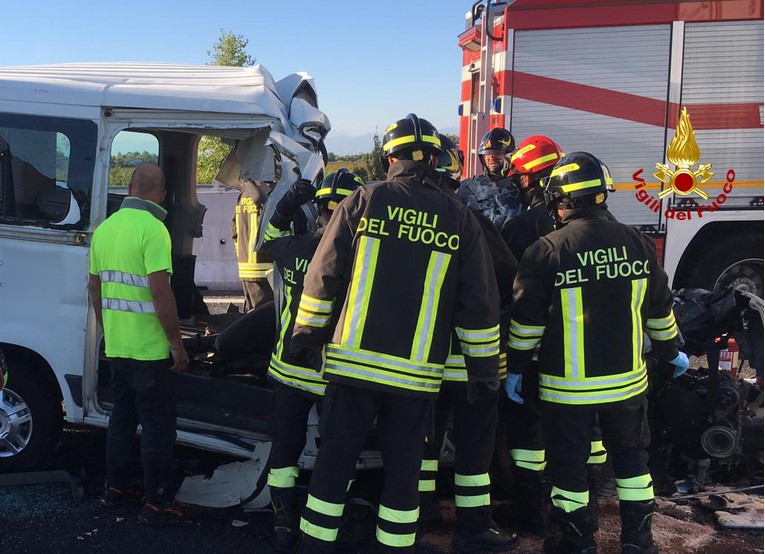 U Italiji se sudarili kamion i minibus, šestero mrtvih