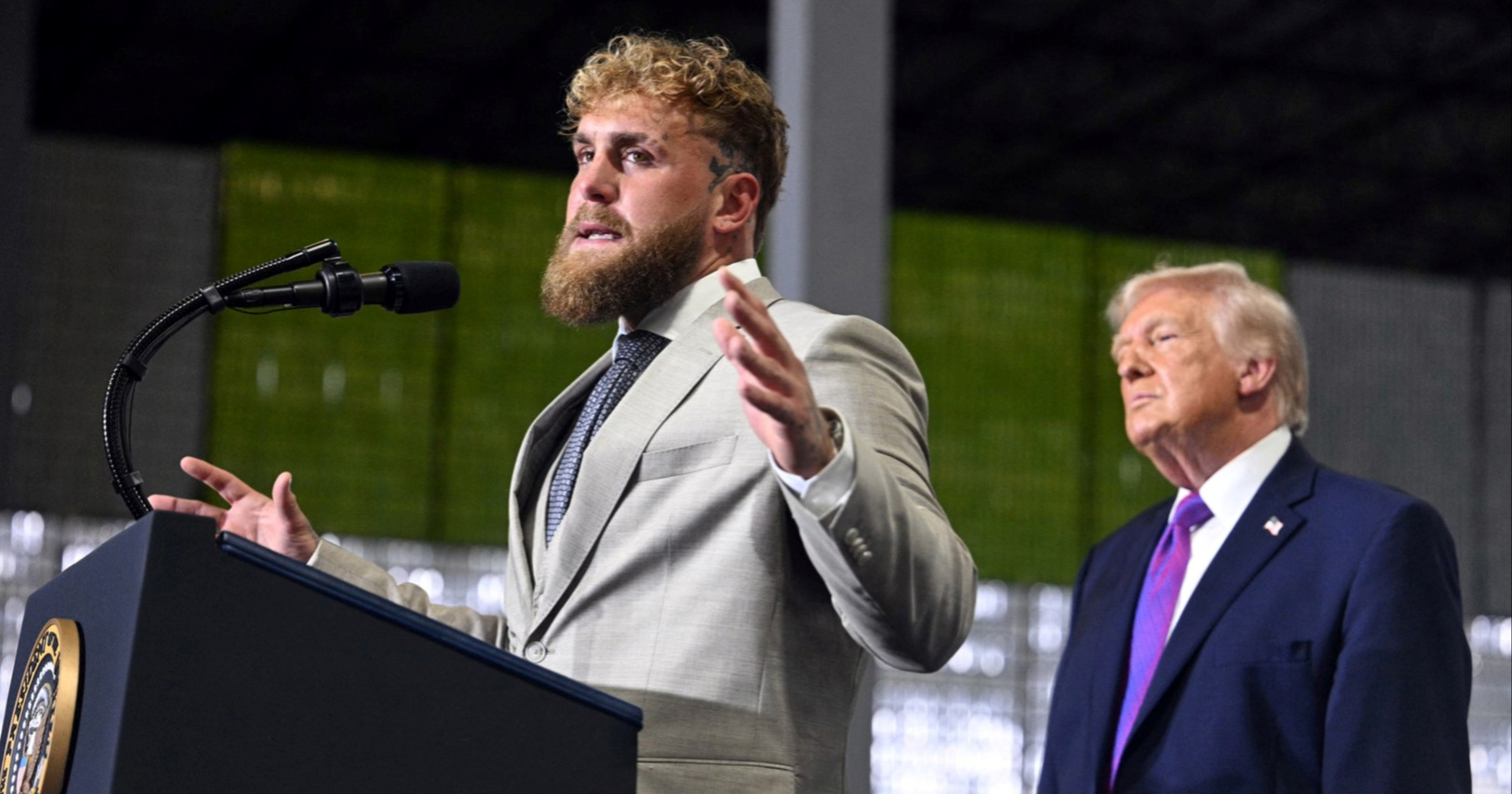 Jake Paul pridružio se Trumpu na skupu, svi komentiraju njegove - mrlje od znoja 🫣