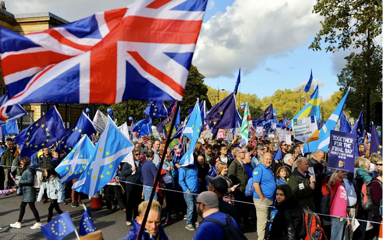 Prosvjednici ispred britanskog parlamenta traže novi referendum