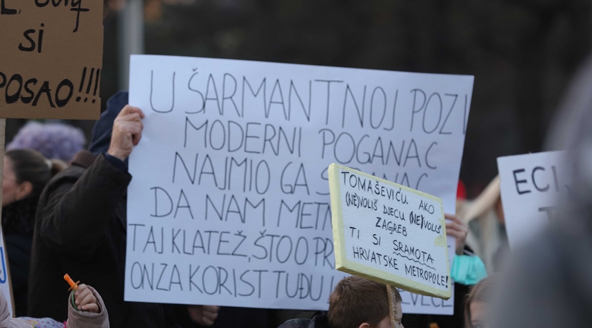 VIDEO Roditelji odgojitelji doveli djecu, pričali im priču o Tomici Grinču