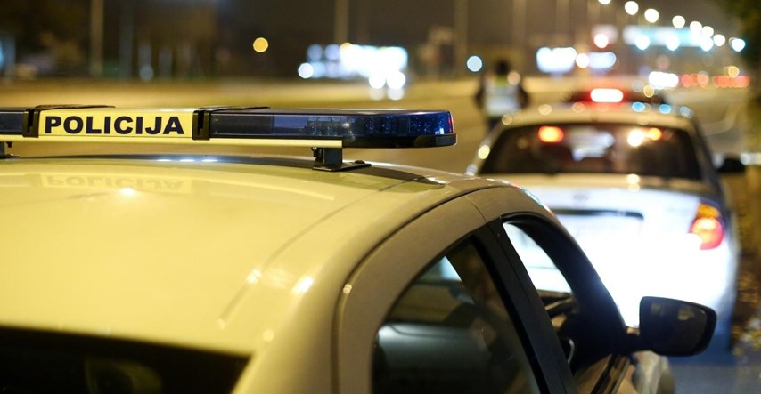 Šef u policiji pijan vozio službeni auto, udario u stup pa u drvo