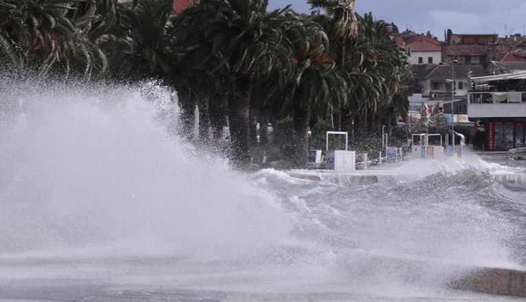 VIDEO Ogromni valovi u Dalmaciji, rive pod vodom, olujni vjetar odnio krov...
