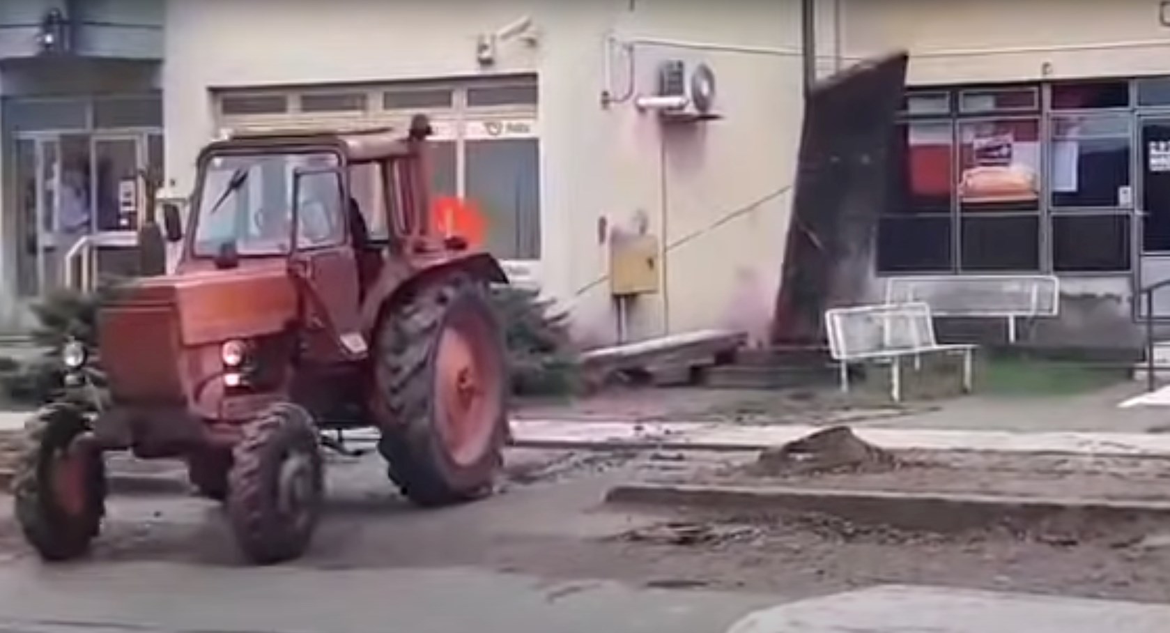 VIDEO Pijan kod Otoka srušio spomenik NOB-u, ostali navijali. Kažnjen sa 16 eura