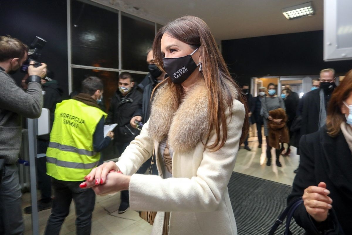FOTO Severina došla na premijeru Juričanovog Kumeka, pogledajte što joj piše na maski