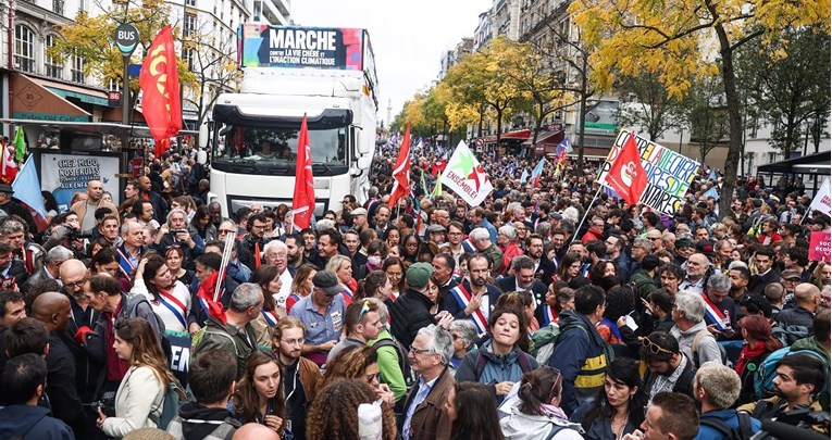 Deseci tisuća na prosvjedu protiv poskupljenja u Parizu. Sprema se veliki štrajk