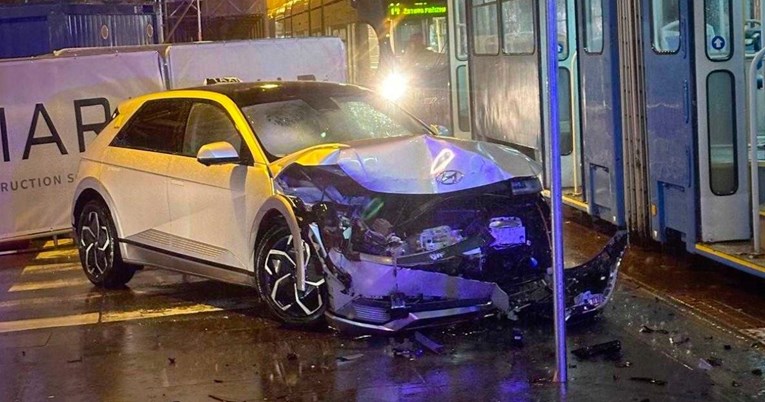 Noćas se sudarili Hyundai i tramvaj u Zagrebu. Jedna osoba lakše ozlijeđena