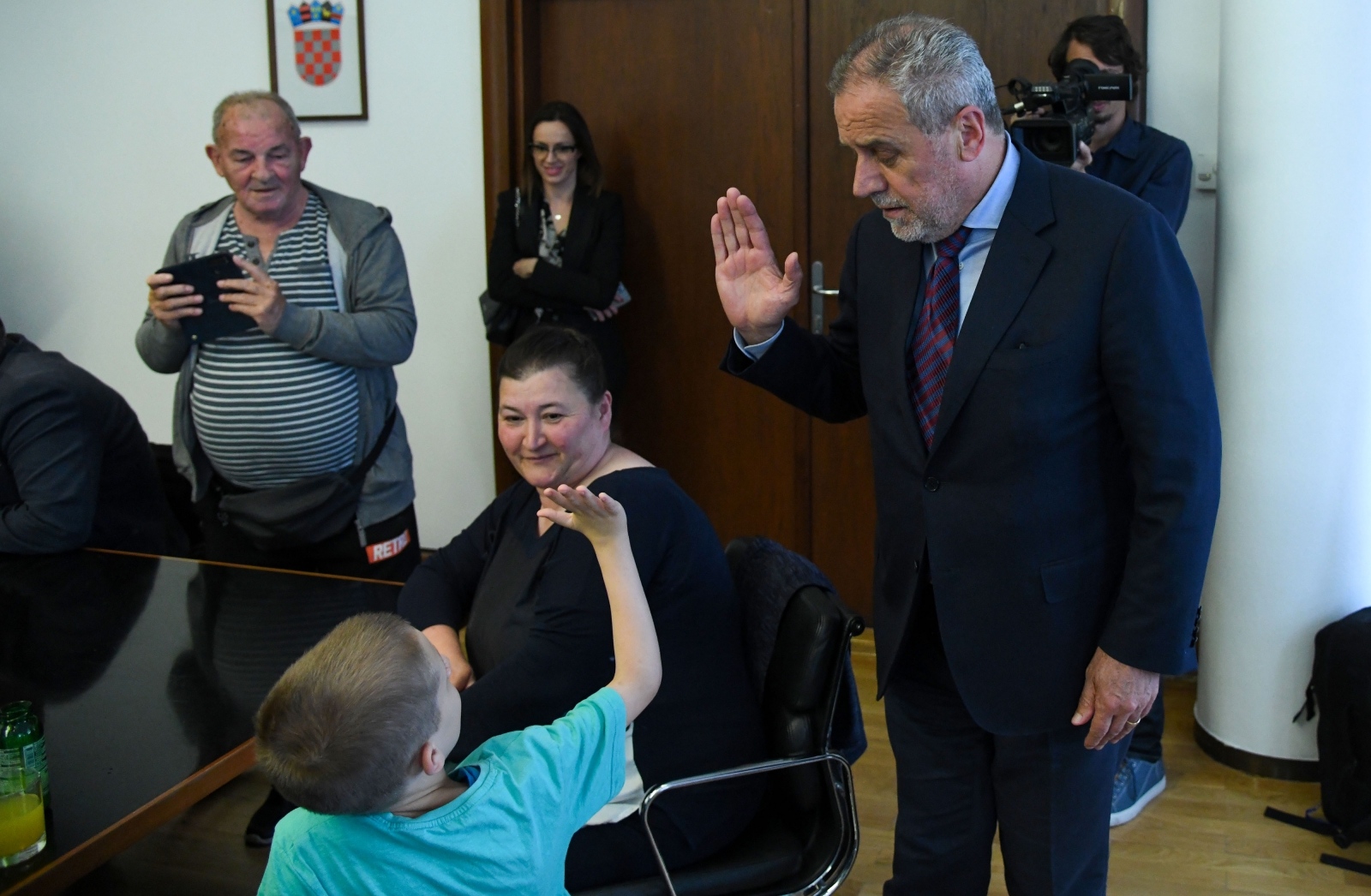 Bandić dao ključeve devet gradskih stanova obiteljima stradalima u potresu