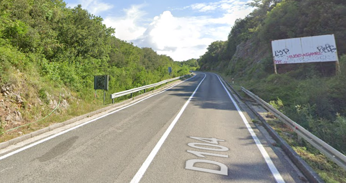 Na Krku nije stao na znak "Stop" pa se sudario. Njegova suputnica ispala i poginula