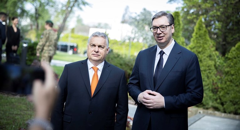 Vučić se hvalio srpskom vojskom i oružjem. Stigao i Orban