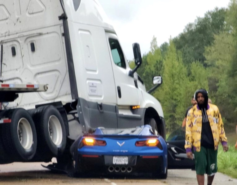 Kamion prešao preko sportskog automobila, a putnici odšetali bez ozljeda
