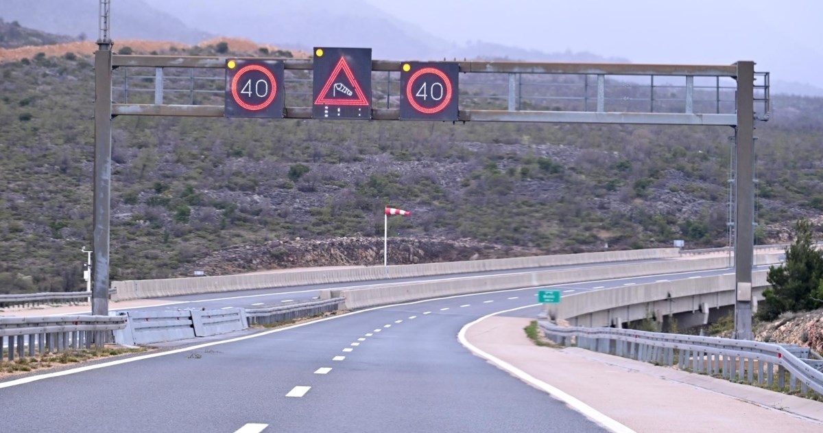 Zbog jakog vjetra za sav promet zatvoren dio autoceste A1 i Jadranske magistrale