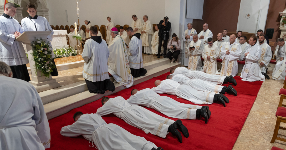 Šest tipova danas je ležalo u crkvi u Sinju. Bili smo WTF pa potražili objašnjenje