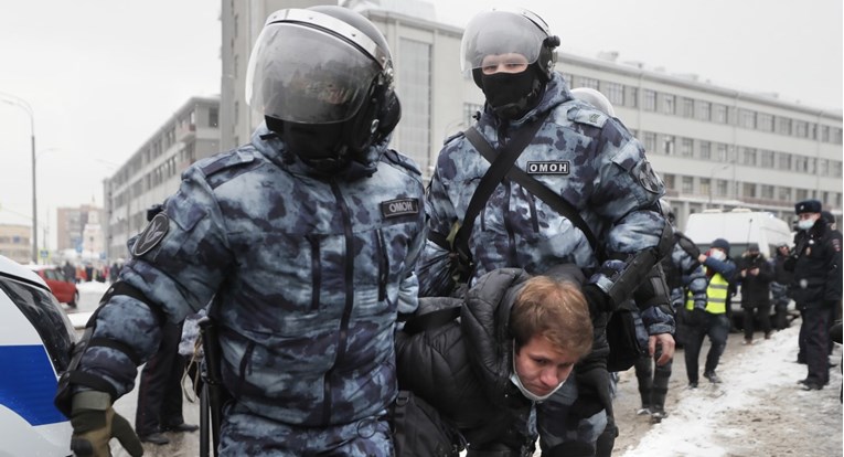 Rusija u školama raspoređuje čuvare, učenike će upozoravati protiv prosvjeda