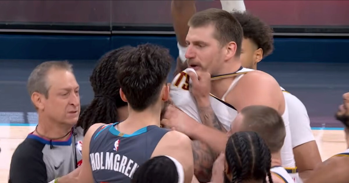 VIDEO Jokić poludio na suparnike. Jednom se unio u lice, drugoga primio za vrat