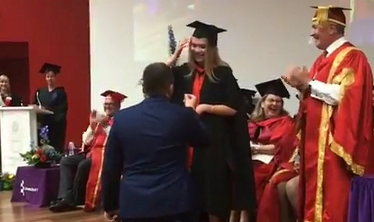 Zaprosio curu na njezinoj dodjeli diploma, internet ga uništio komentarima