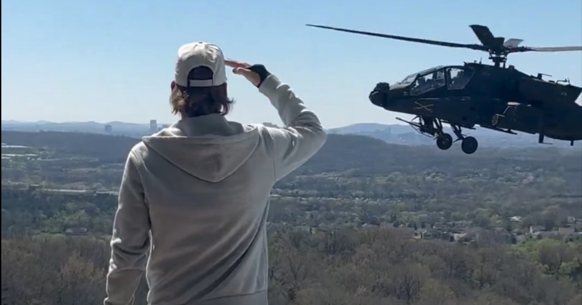 Borbeni helikopter lebdio kod kuće Kida Rocka, ovaj salutirao. Hegseth: Nema kazne