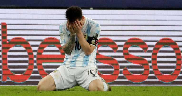 VIDEO Messi kleči, suigrači ga grle i ljube
