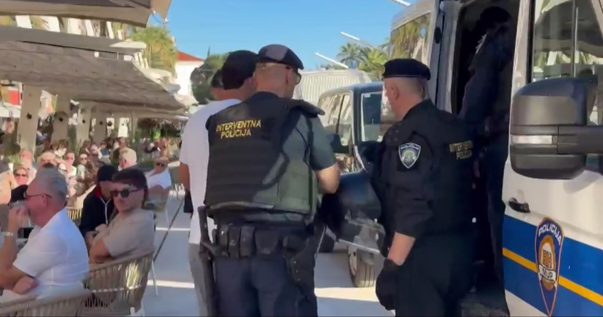 Akcija na Rivi u Splitu. Uhićeno 18 navijača Ajaxa, imali hladno oružje i kamene blokove