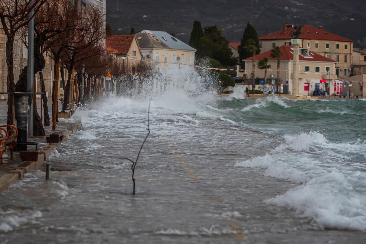 VIDEO I FOTO Nevrijeme diljem obale, potopljene rive