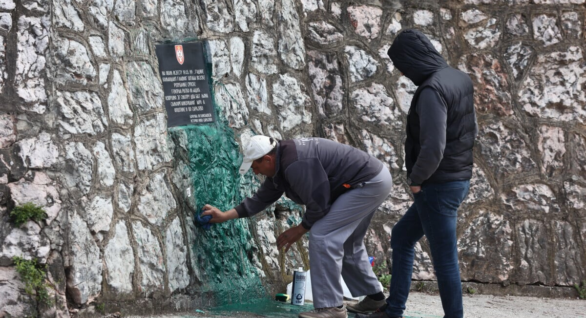 FOTO Na ulazu u Istočno Sarajevo oštećena spomen-ploča Ratku Mladiću