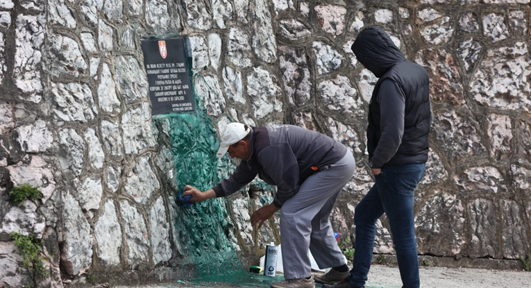 FOTO Na ulazu u Istočno Sarajevo oštećena spomen-ploča Ratku Mladiću