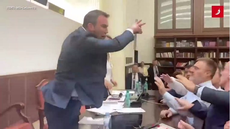 VIDEO Fizički sukob u makedonskom parlamentu, zastupnik na kolege bacao boce i šalice