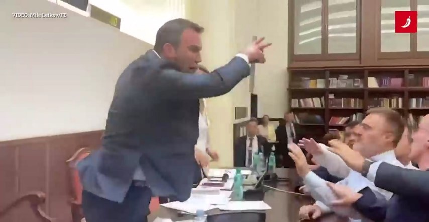 VIDEO Fizički sukob u makedonskom parlamentu, zastupnik na kolege bacao boce i šalice