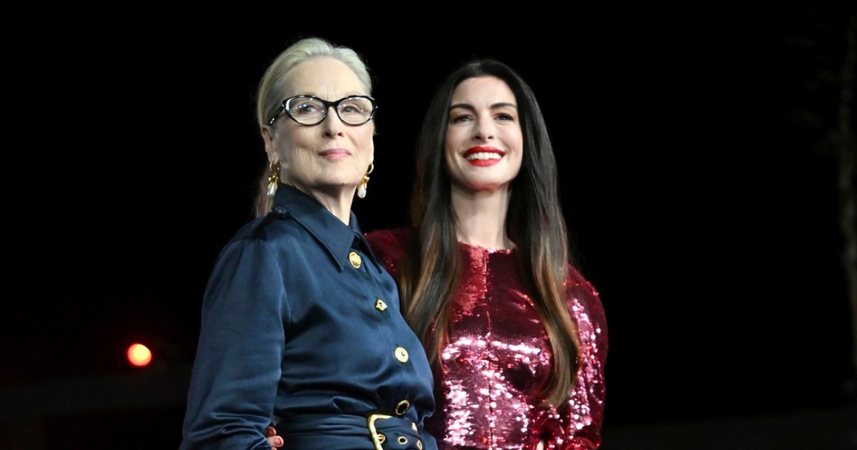 Anne Hathaway zablistala u ružičastom kombinezonu i čizmama do bedara