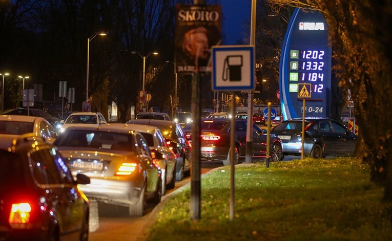 FOTO Gužve na benzinskim postajama